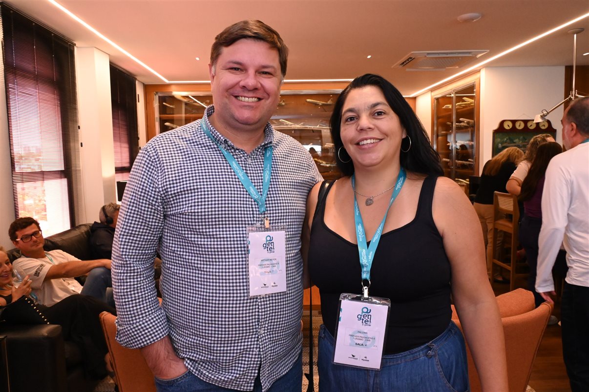 Mario Borges, da R11, entre equipes da Ancoradouro e Mondiale