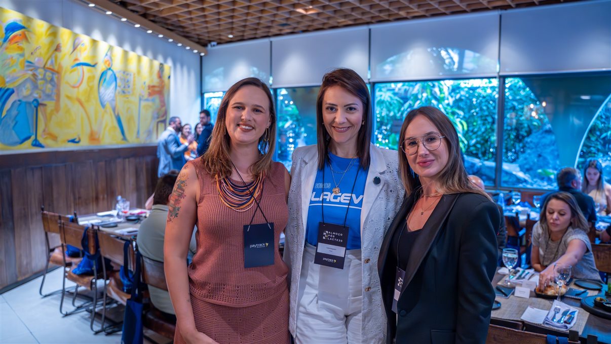 Cibeli Oliveira e Pedro Góes, da Paytrack, com Luana Nogueira, da Alagev