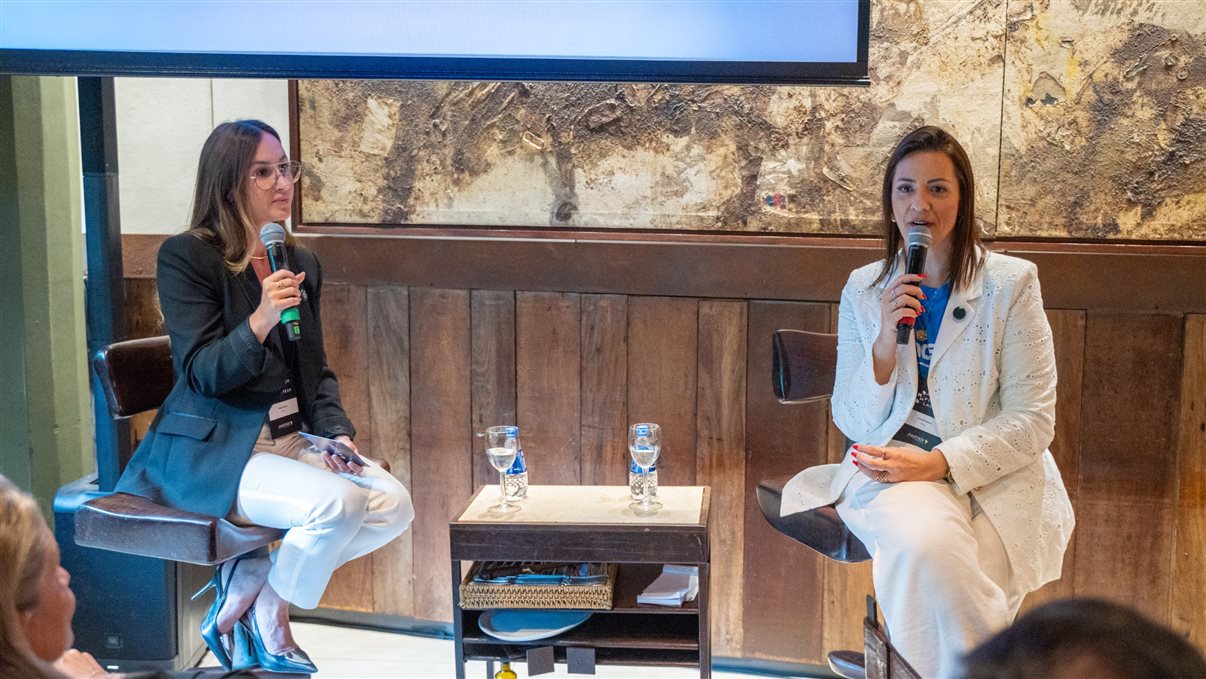 Cibeli Oliveira e Pedro Góes, da Paytrack, com Luana Nogueira, da Alagev