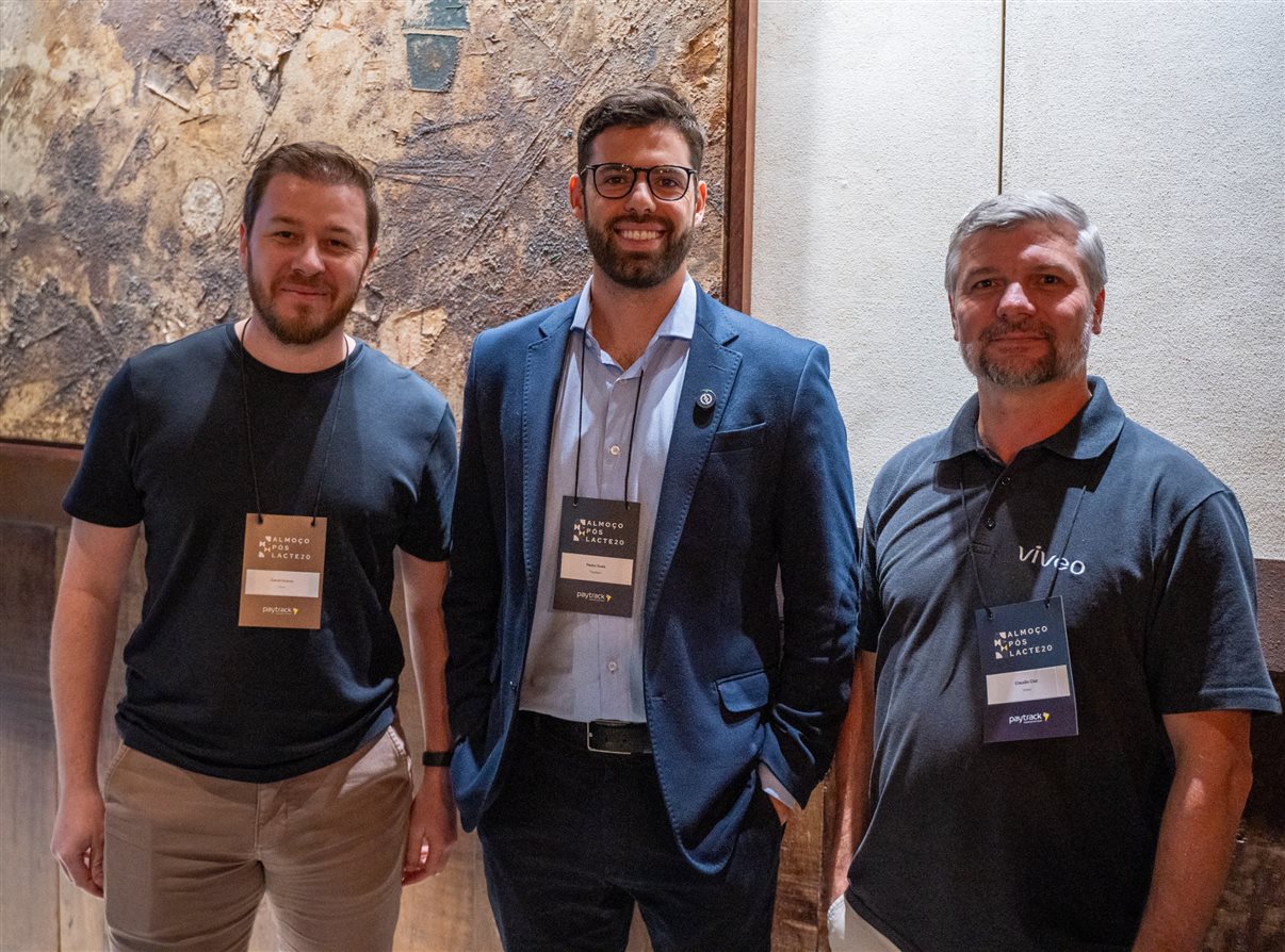 Cibeli Oliveira e Pedro Góes, da Paytrack, com Luana Nogueira, da Alagev