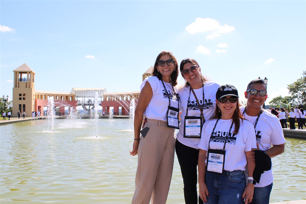 Sandra Oliveira, da Ativamentetour Passeios e Viagens, Renata Caballero, da Schultz, Maria do Carmo, da Santa Clara Turismo, e Rafael Candido, da Foco Viagens