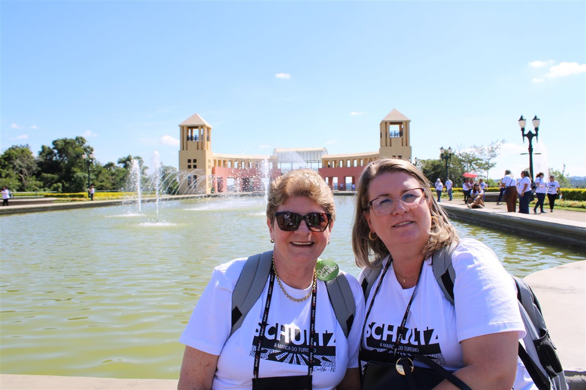 Sandra Oliveira, da Ativamentetour Passeios e Viagens, Renata Caballero, da Schultz, Maria do Carmo, da Santa Clara Turismo, e Rafael Candido, da Foco Viagens