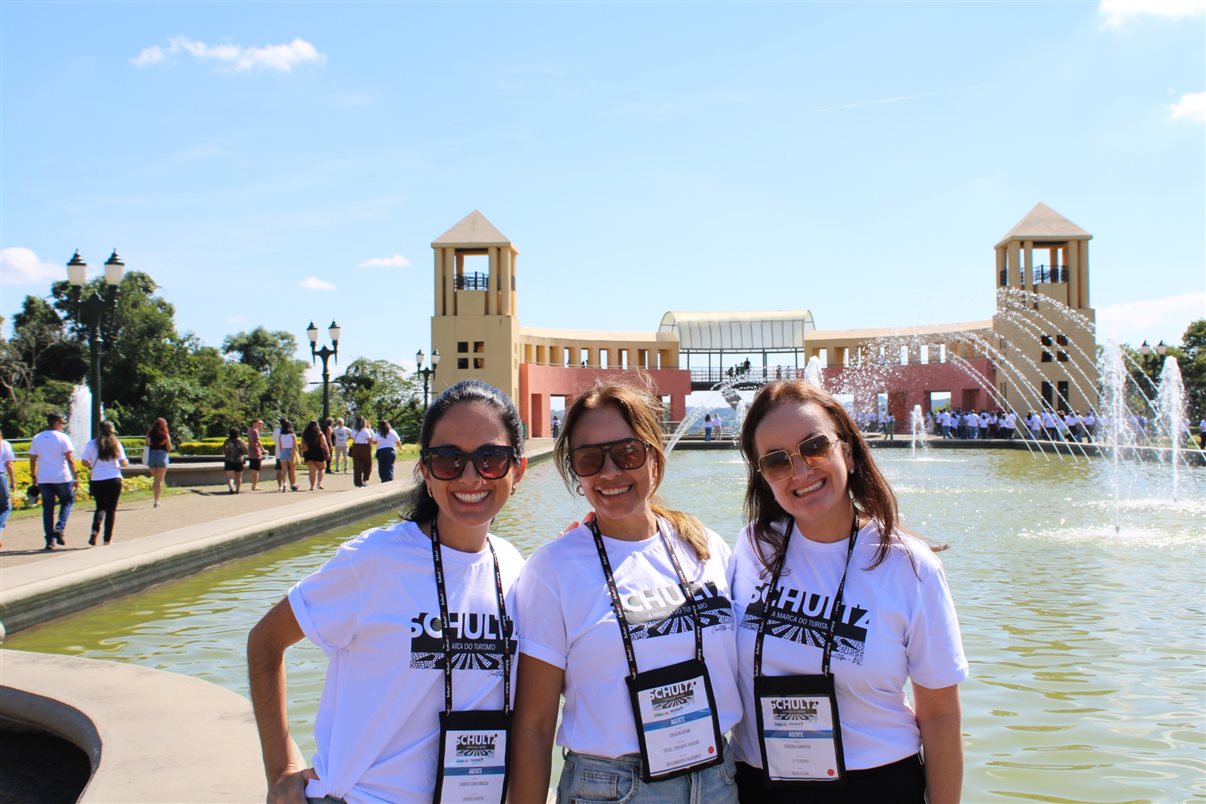 Sandra Oliveira, da Ativamentetour Passeios e Viagens, Renata Caballero, da Schultz, Maria do Carmo, da Santa Clara Turismo, e Rafael Candido, da Foco Viagens
