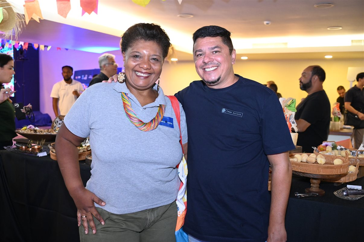 Carmen Mascia, da Luck Receptivo, entre Vanessa Cunha, Thatiana Martins e  Alexandre Cequetin, da Azul