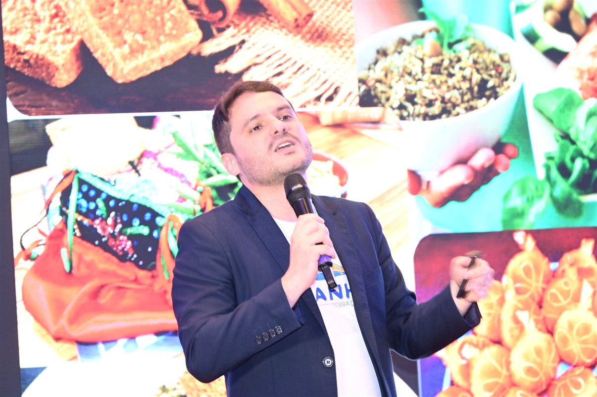 Carmen Mascia, da Luck Receptivo, entre Vanessa Cunha, Thatiana Martins e  Alexandre Cequetin, da Azul