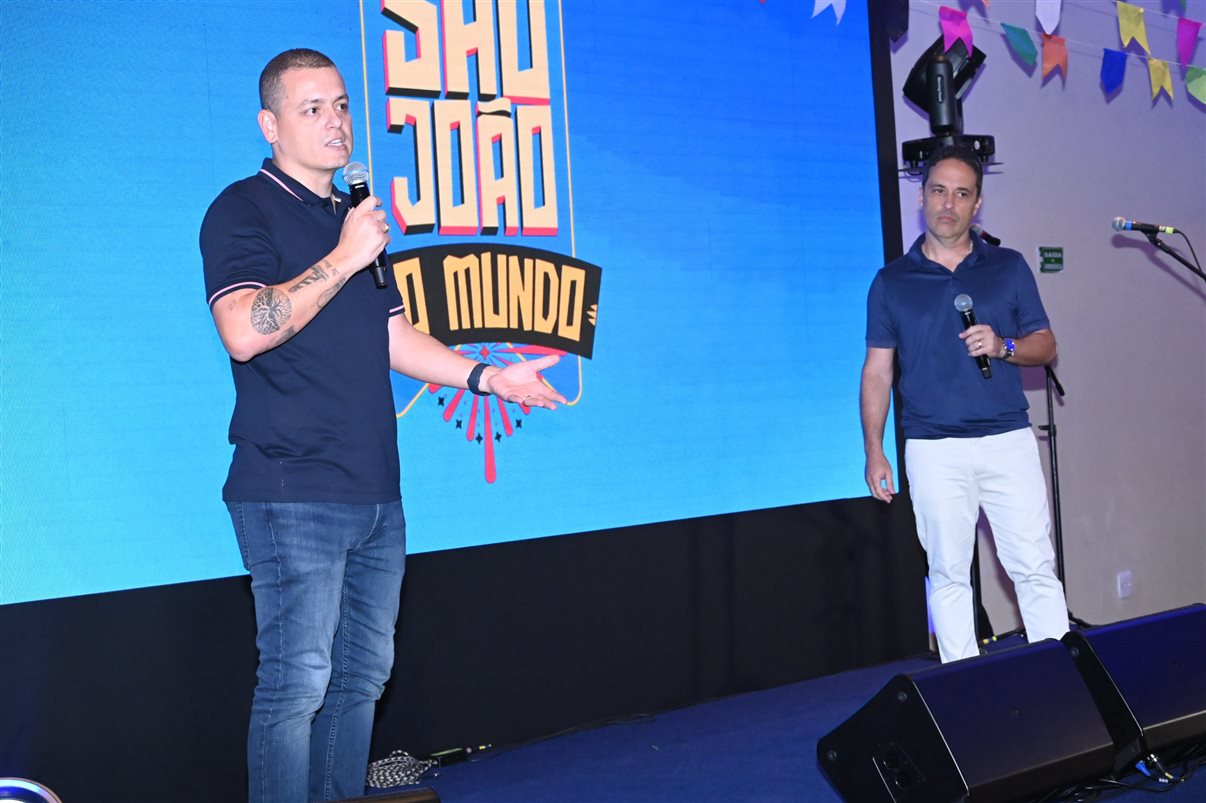 Carmen Mascia, da Luck Receptivo, entre Vanessa Cunha, Thatiana Martins e  Alexandre Cequetin, da Azul