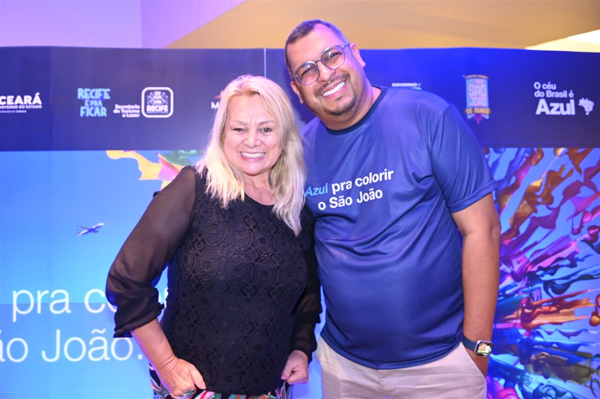 Carmen Mascia, da Luck Receptivo, entre Vanessa Cunha, Thatiana Martins e  Alexandre Cequetin, da Azul