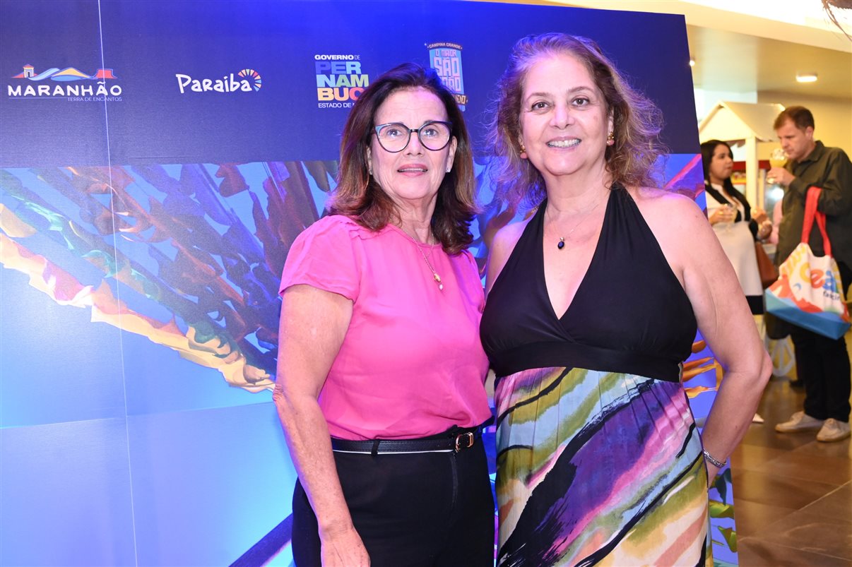 Carmen Mascia, da Luck Receptivo, entre Vanessa Cunha, Thatiana Martins e  Alexandre Cequetin, da Azul