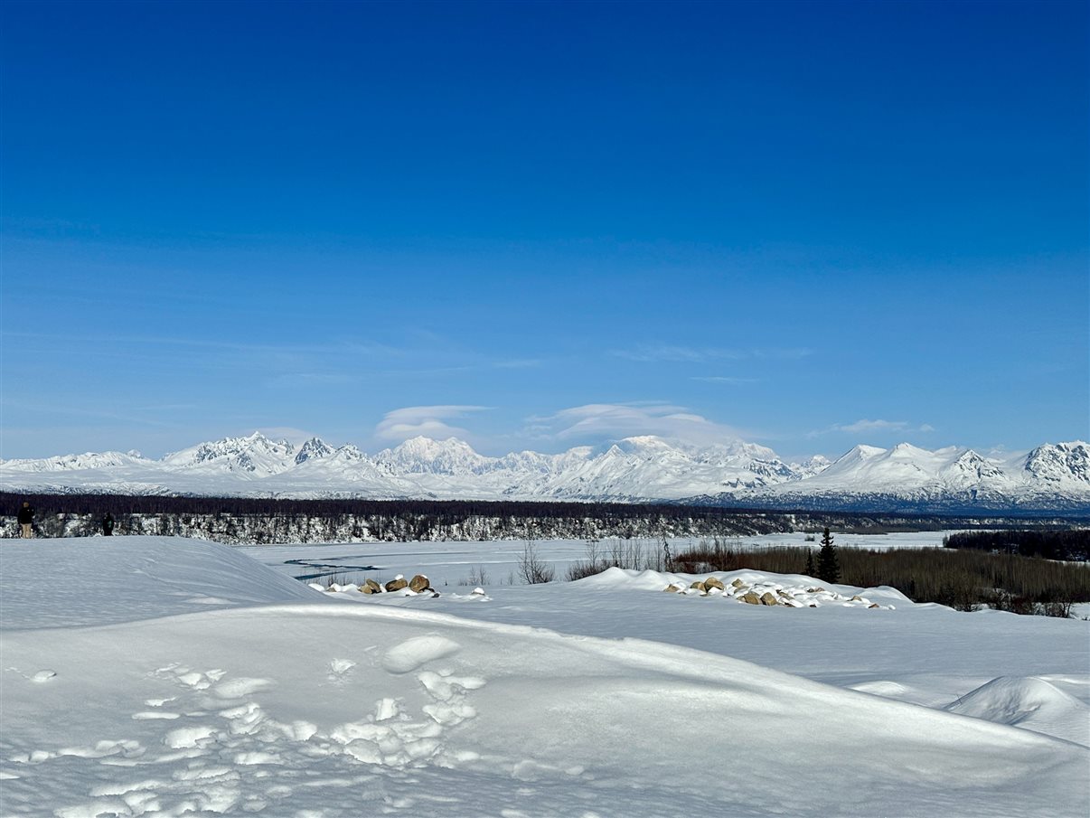 Grupo pronto para o café da manhã em Talkeetna, no Flying Squirrel, antes de pegar estrada