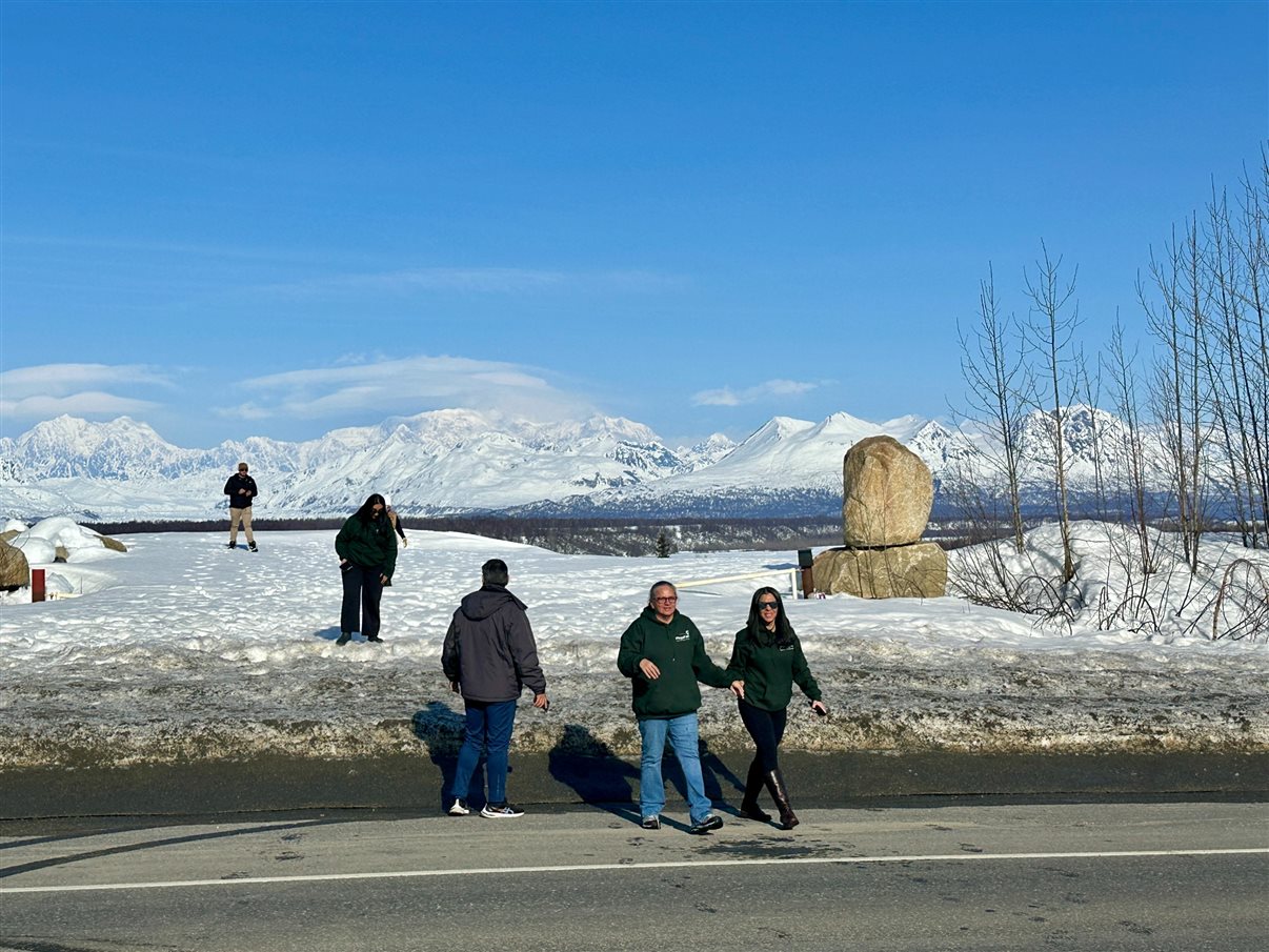Grupo pronto para o café da manhã em Talkeetna, no Flying Squirrel, antes de pegar estrada