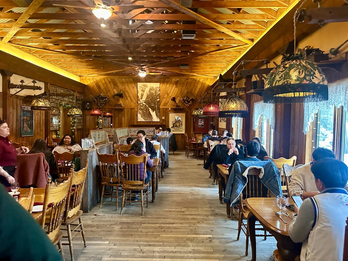 Grupo pronto para o café da manhã em Talkeetna, no Flying Squirrel, antes de pegar estrada