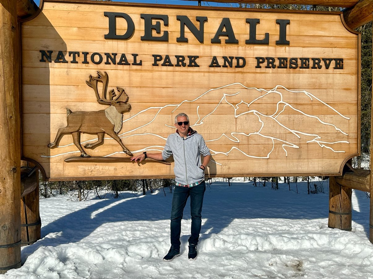 Grupo pronto para o café da manhã em Talkeetna, no Flying Squirrel, antes de pegar estrada