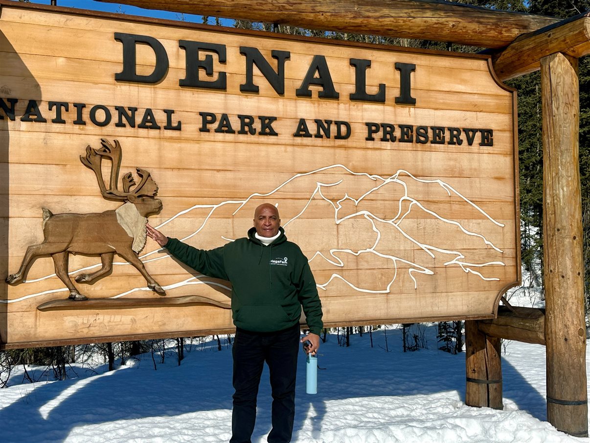 Grupo pronto para o café da manhã em Talkeetna, no Flying Squirrel, antes de pegar estrada