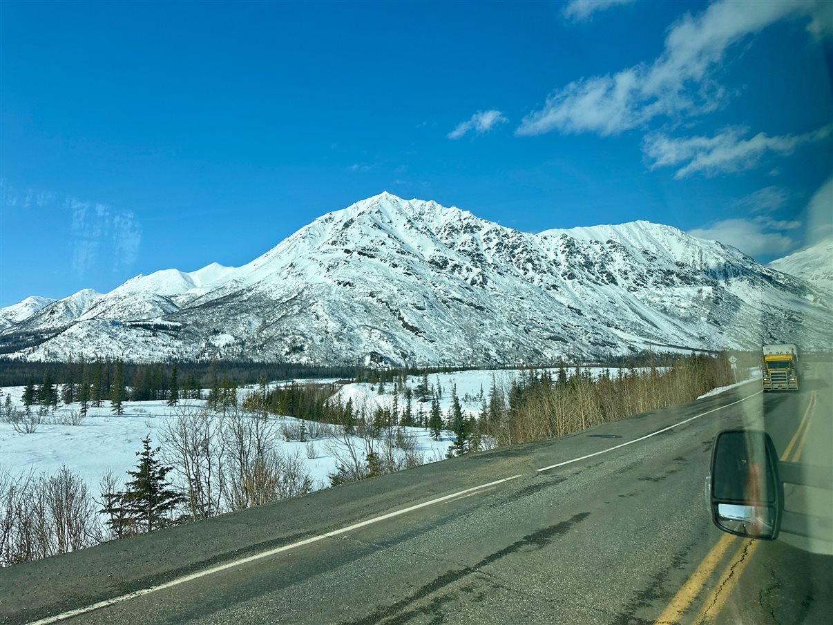 Grupo pronto para o café da manhã em Talkeetna, no Flying Squirrel, antes de pegar estrada