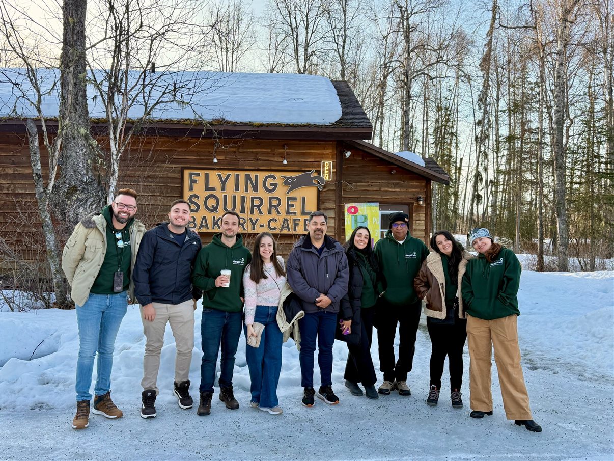 Grupo pronto para o café da manhã em Talkeetna, no Flying Squirrel, antes de pegar estrada