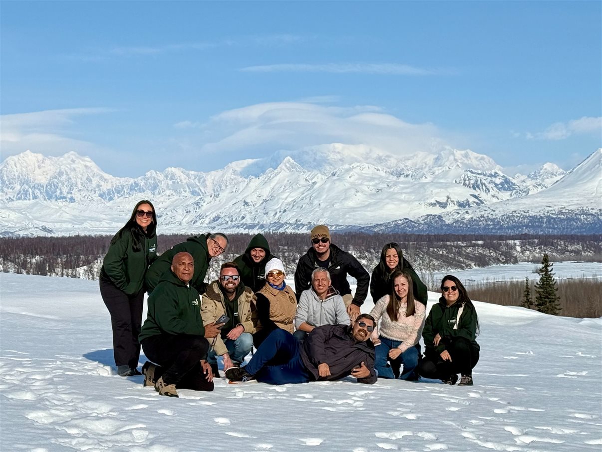 Grupo pronto para o café da manhã em Talkeetna, no Flying Squirrel, antes de pegar estrada