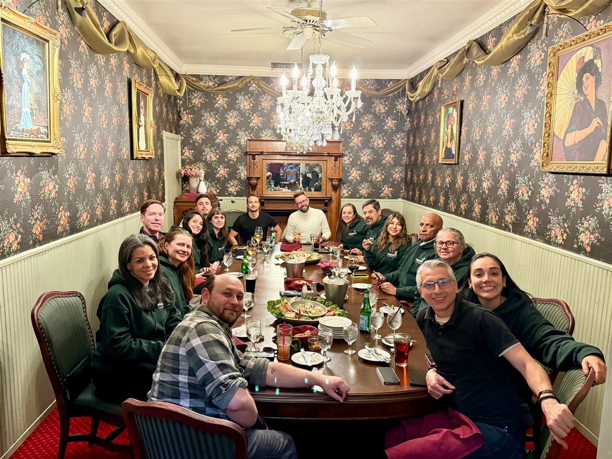 Grupo pronto para o café da manhã em Talkeetna, no Flying Squirrel, antes de pegar estrada