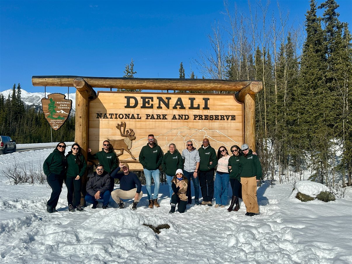 Grupo pronto para o café da manhã em Talkeetna, no Flying Squirrel, antes de pegar estrada