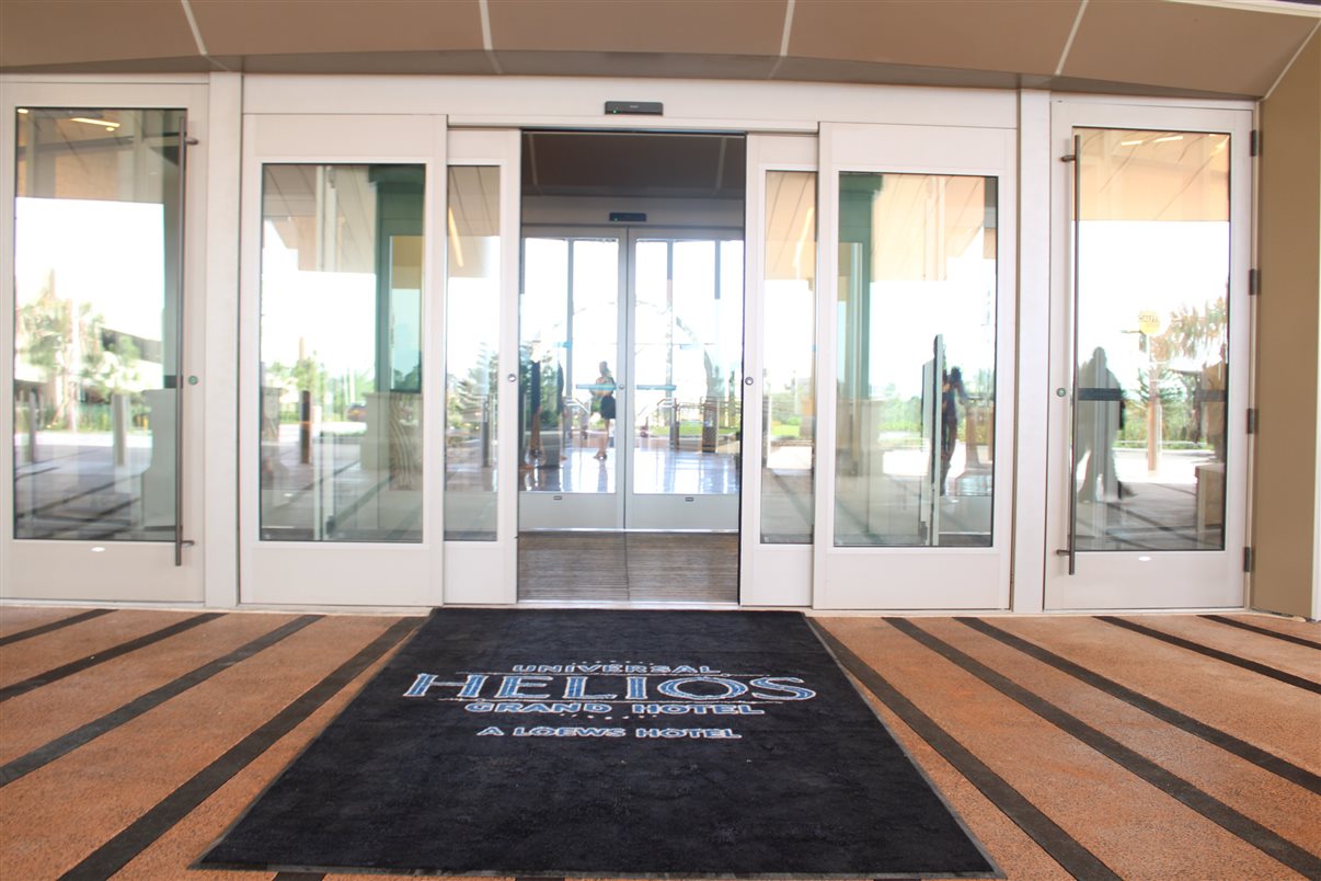 Essa é a vista de um dos apartamentos do Helios Grand Hotel: de cara para o Epic Universe