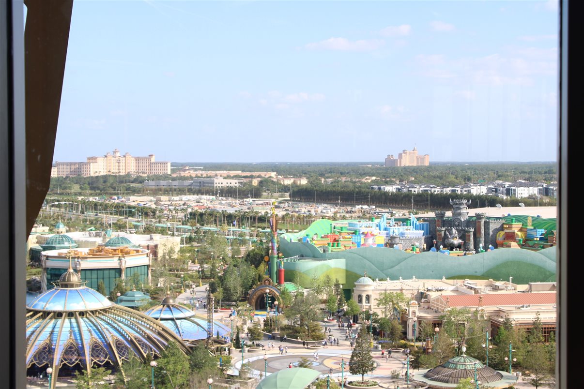 Essa é a vista de um dos apartamentos do Helios Grand Hotel: de cara para o Epic Universe