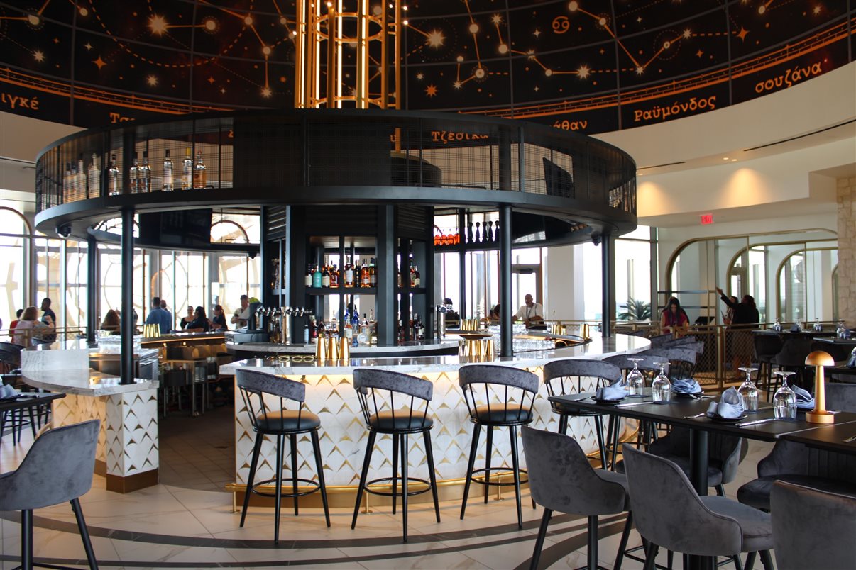 Essa é a vista de um dos apartamentos do Helios Grand Hotel: de cara para o Epic Universe