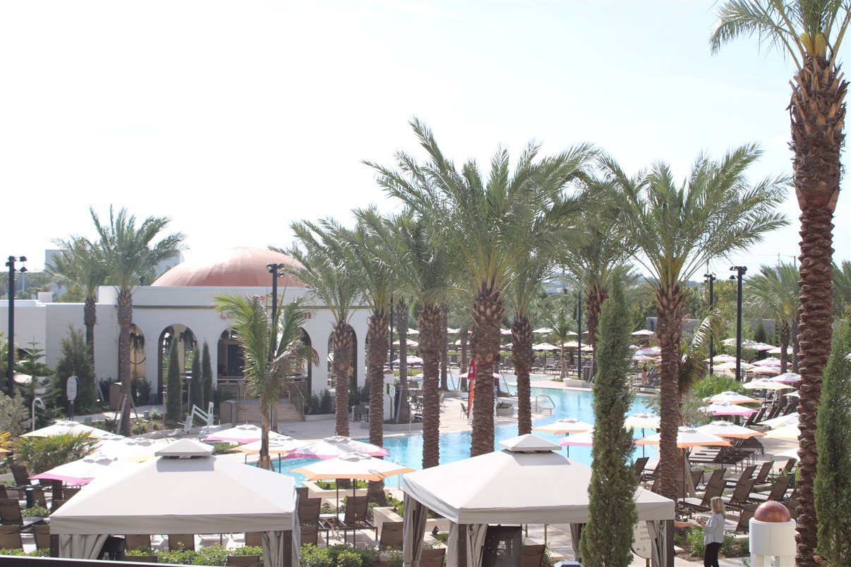 Essa é a vista de um dos apartamentos do Helios Grand Hotel: de cara para o Epic Universe