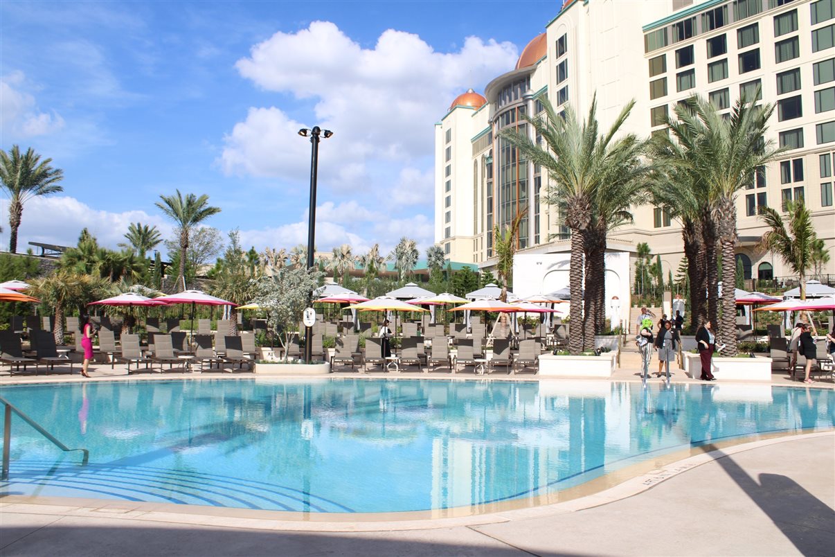 Essa é a vista de um dos apartamentos do Helios Grand Hotel: de cara para o Epic Universe