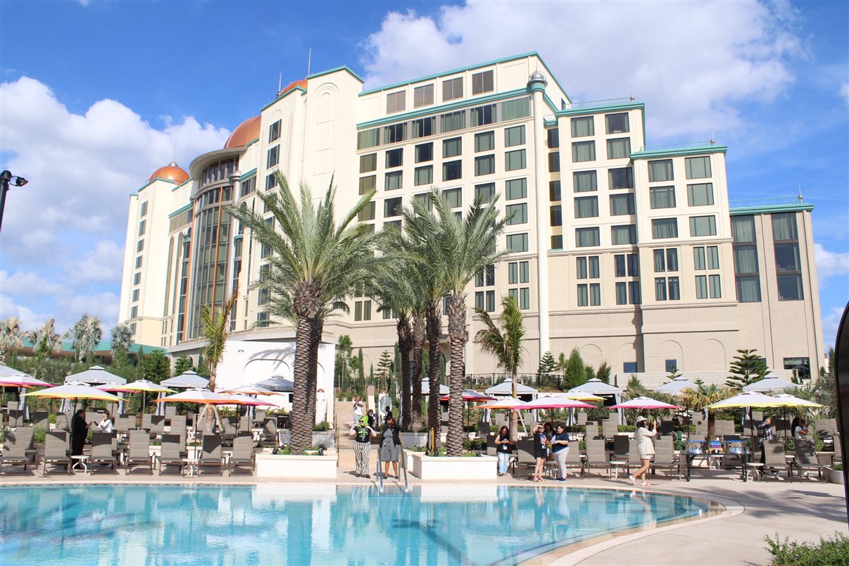 Essa é a vista de um dos apartamentos do Helios Grand Hotel: de cara para o Epic Universe