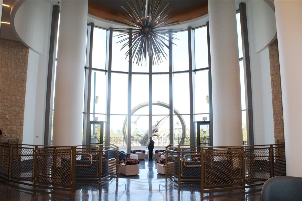 Essa é a vista de um dos apartamentos do Helios Grand Hotel: de cara para o Epic Universe