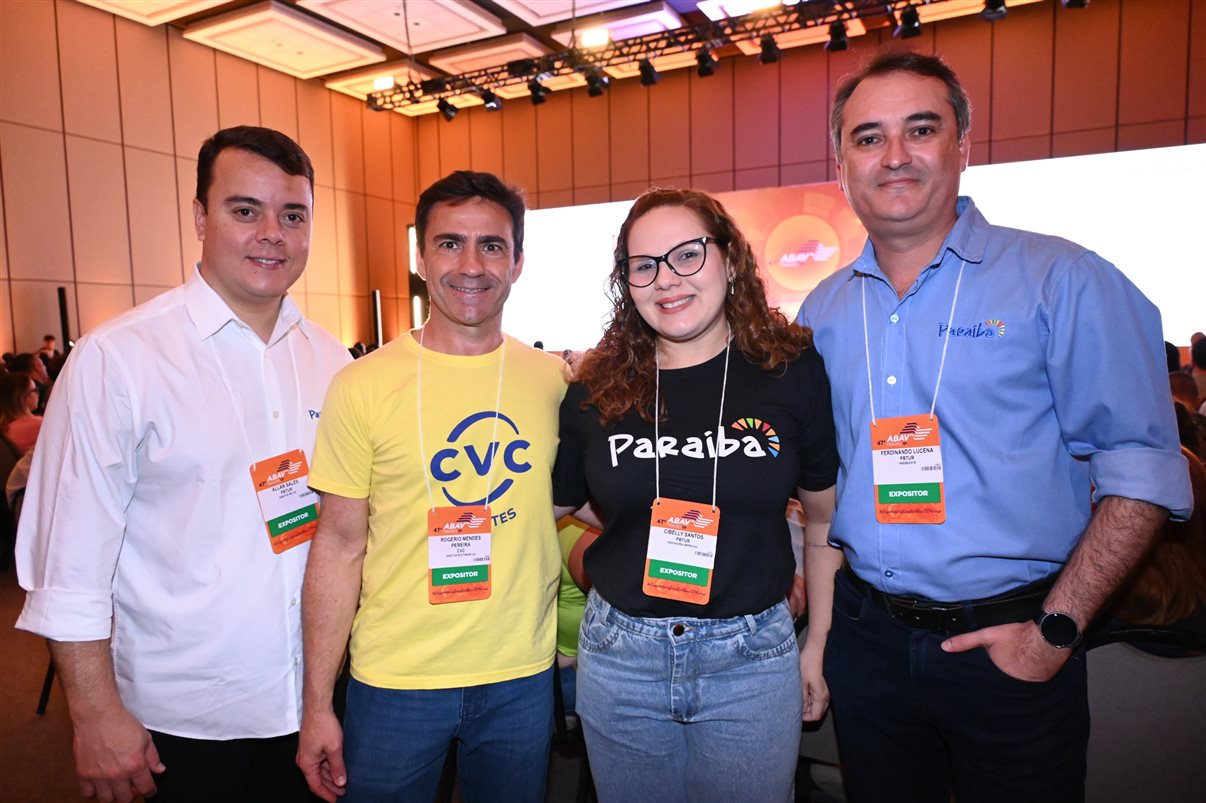 Rogério Mendes, da CVC, entre Allan Sales, Cibelly Santos e Ferdinando Lucena, da PBTur