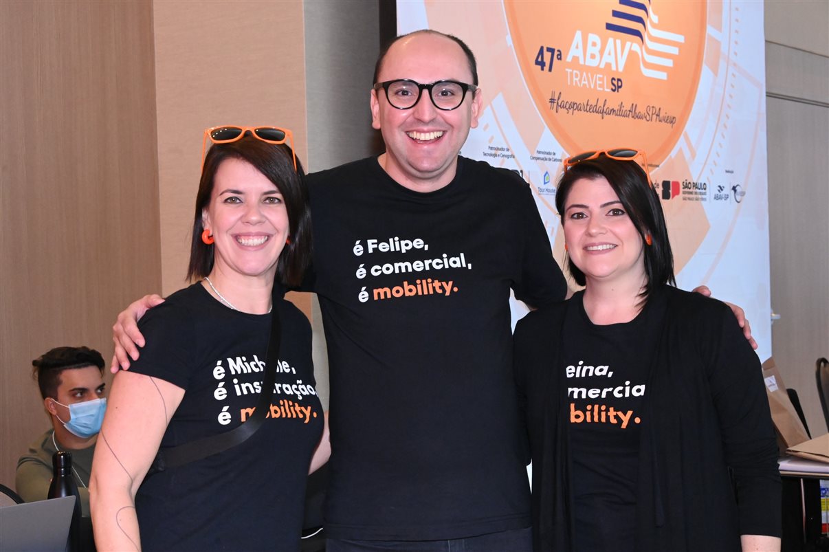 Rogério Mendes, da CVC, entre Allan Sales, Cibelly Santos e Ferdinando Lucena, da PBTur