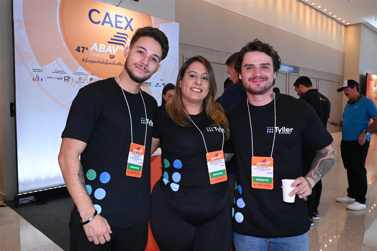 Rogério Mendes, da CVC, entre Allan Sales, Cibelly Santos e Ferdinando Lucena, da PBTur