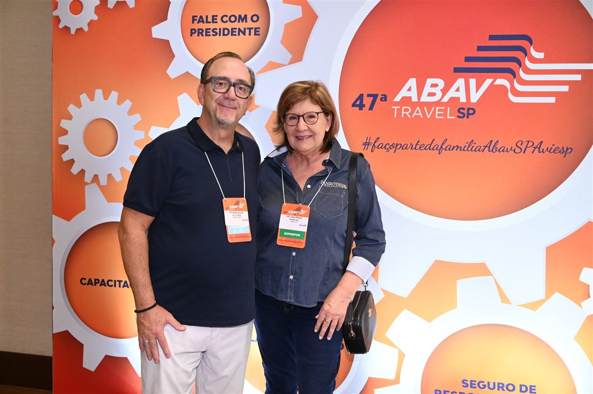 Rogério Mendes, da CVC, entre Allan Sales, Cibelly Santos e Ferdinando Lucena, da PBTur