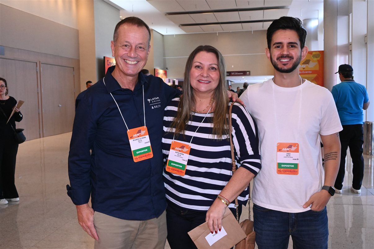 Rogério Mendes, da CVC, entre Allan Sales, Cibelly Santos e Ferdinando Lucena, da PBTur