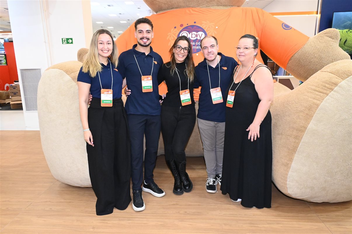 Rogério Mendes, da CVC, entre Allan Sales, Cibelly Santos e Ferdinando Lucena, da PBTur