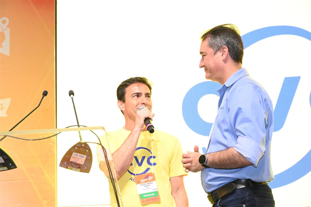 Rogério Mendes, da CVC, entre Allan Sales, Cibelly Santos e Ferdinando Lucena, da PBTur