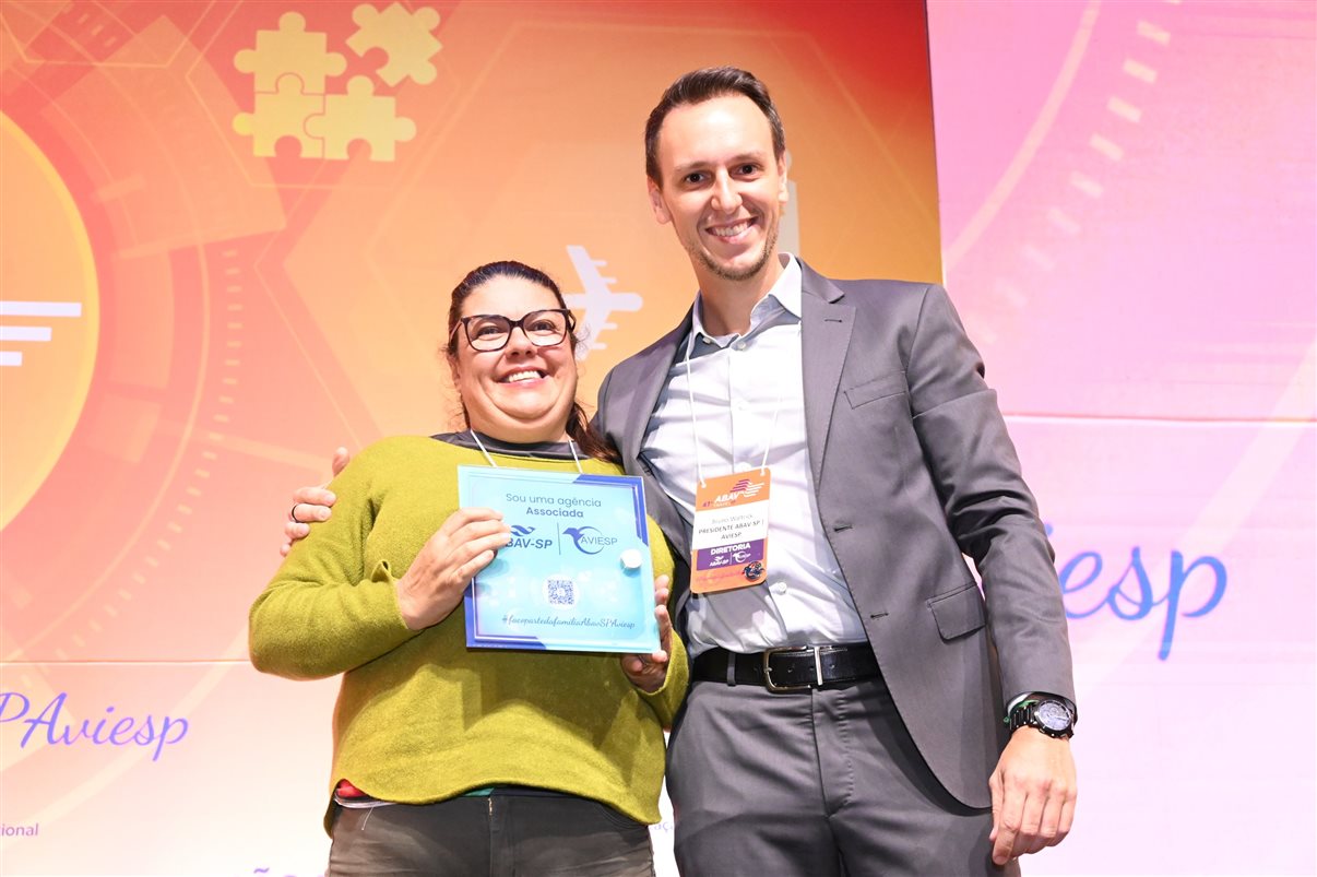 Rogério Mendes, da CVC, entre Allan Sales, Cibelly Santos e Ferdinando Lucena, da PBTur