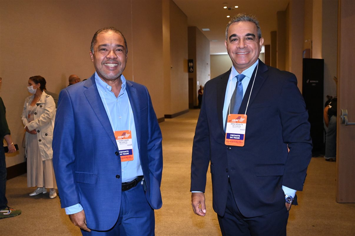 Rogério Mendes, da CVC, entre Allan Sales, Cibelly Santos e Ferdinando Lucena, da PBTur