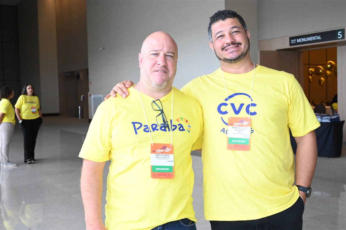 Rogério Mendes, da CVC, entre Allan Sales, Cibelly Santos e Ferdinando Lucena, da PBTur