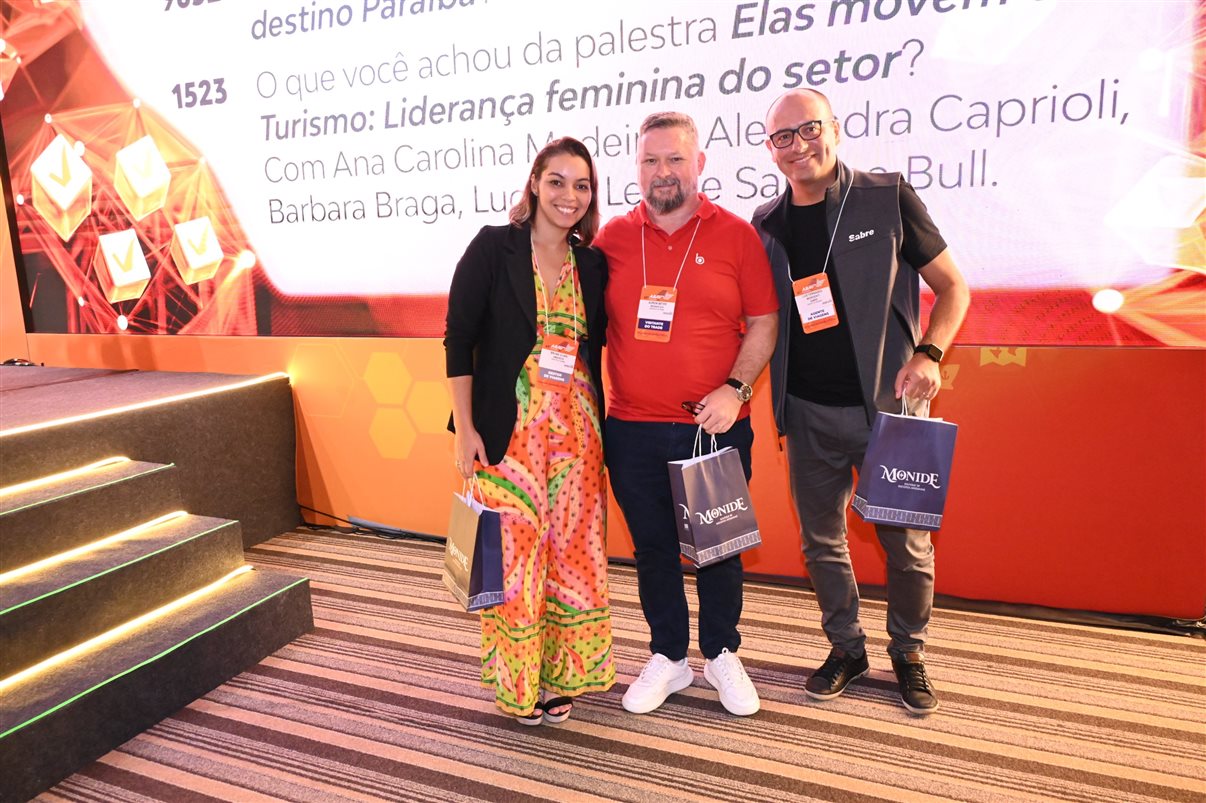 Rogério Mendes, da CVC, entre Allan Sales, Cibelly Santos e Ferdinando Lucena, da PBTur