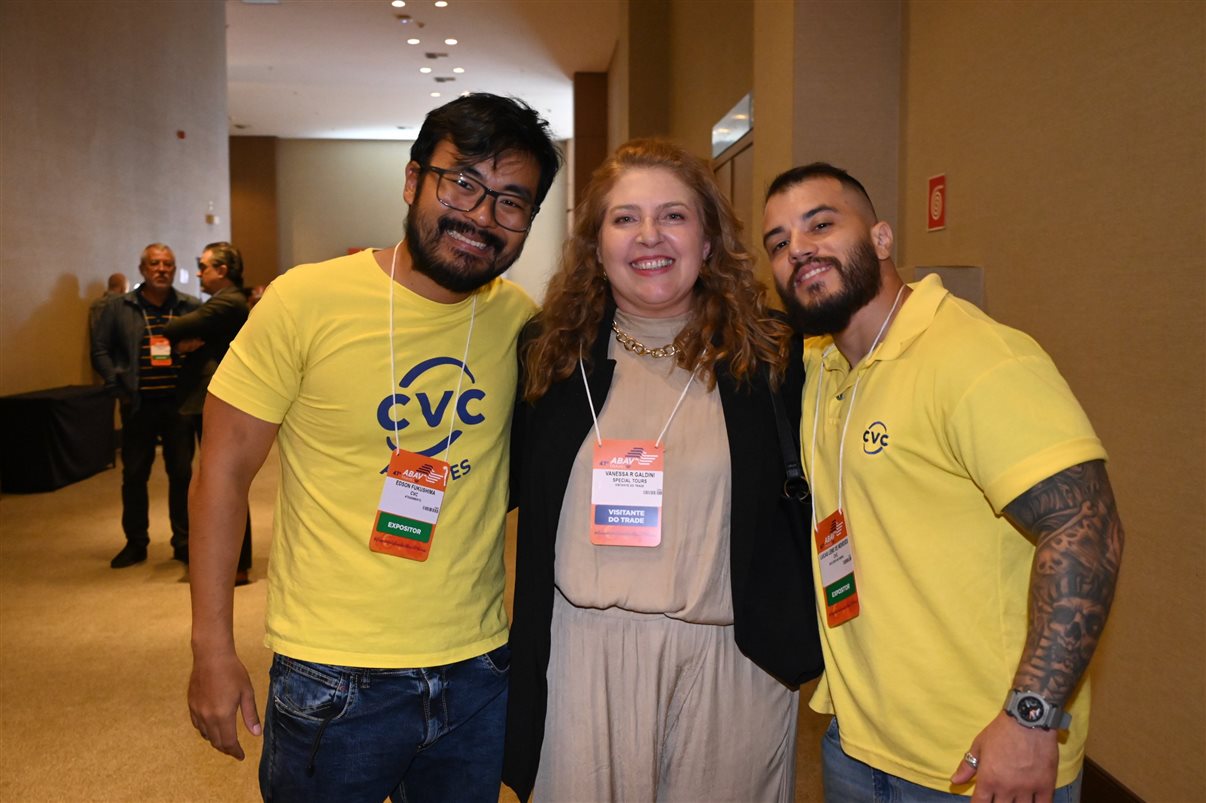 Rogério Mendes, da CVC, entre Allan Sales, Cibelly Santos e Ferdinando Lucena, da PBTur
