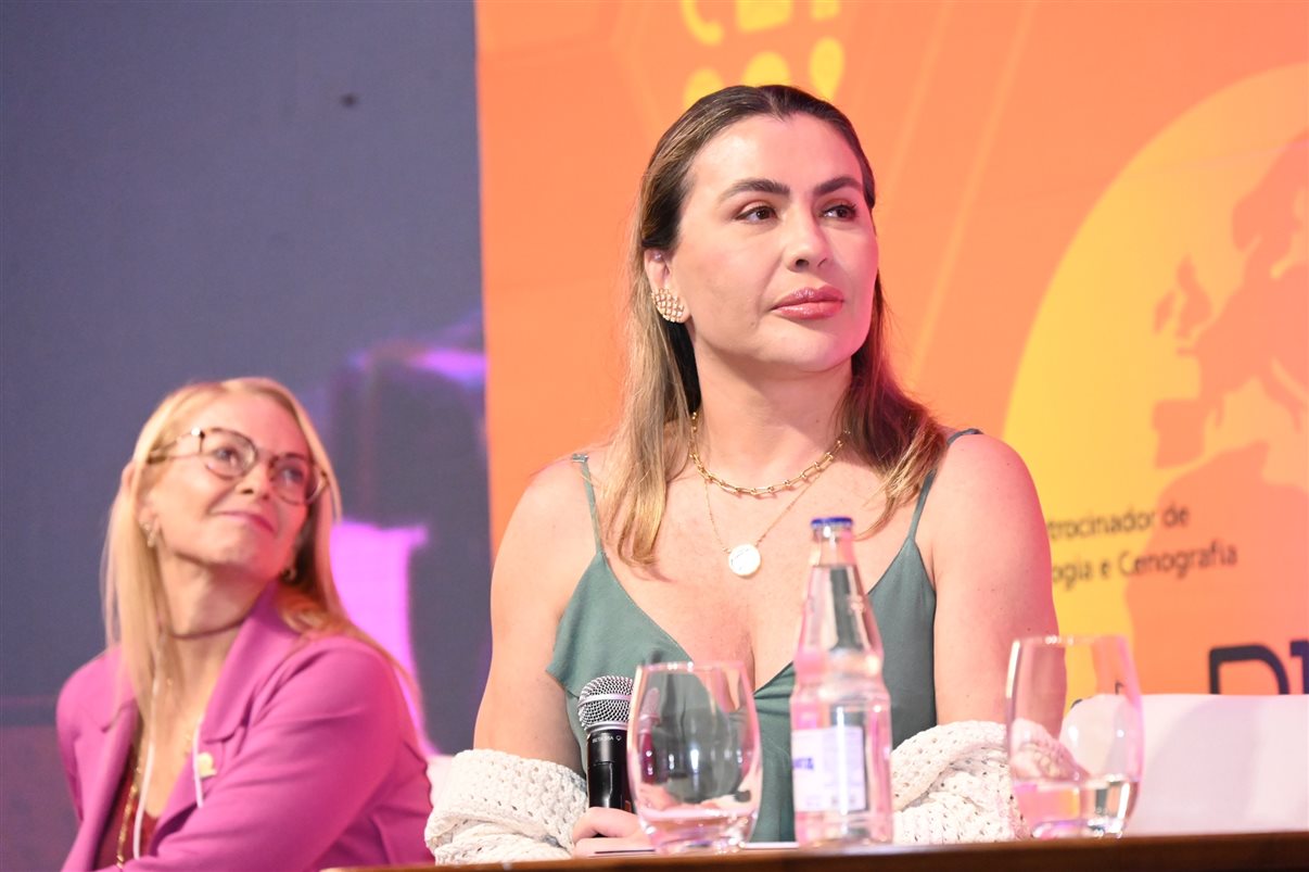 Rogério Mendes, da CVC, entre Allan Sales, Cibelly Santos e Ferdinando Lucena, da PBTur