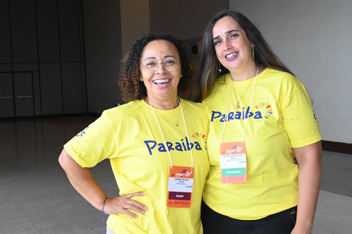 Rogério Mendes, da CVC, entre Allan Sales, Cibelly Santos e Ferdinando Lucena, da PBTur