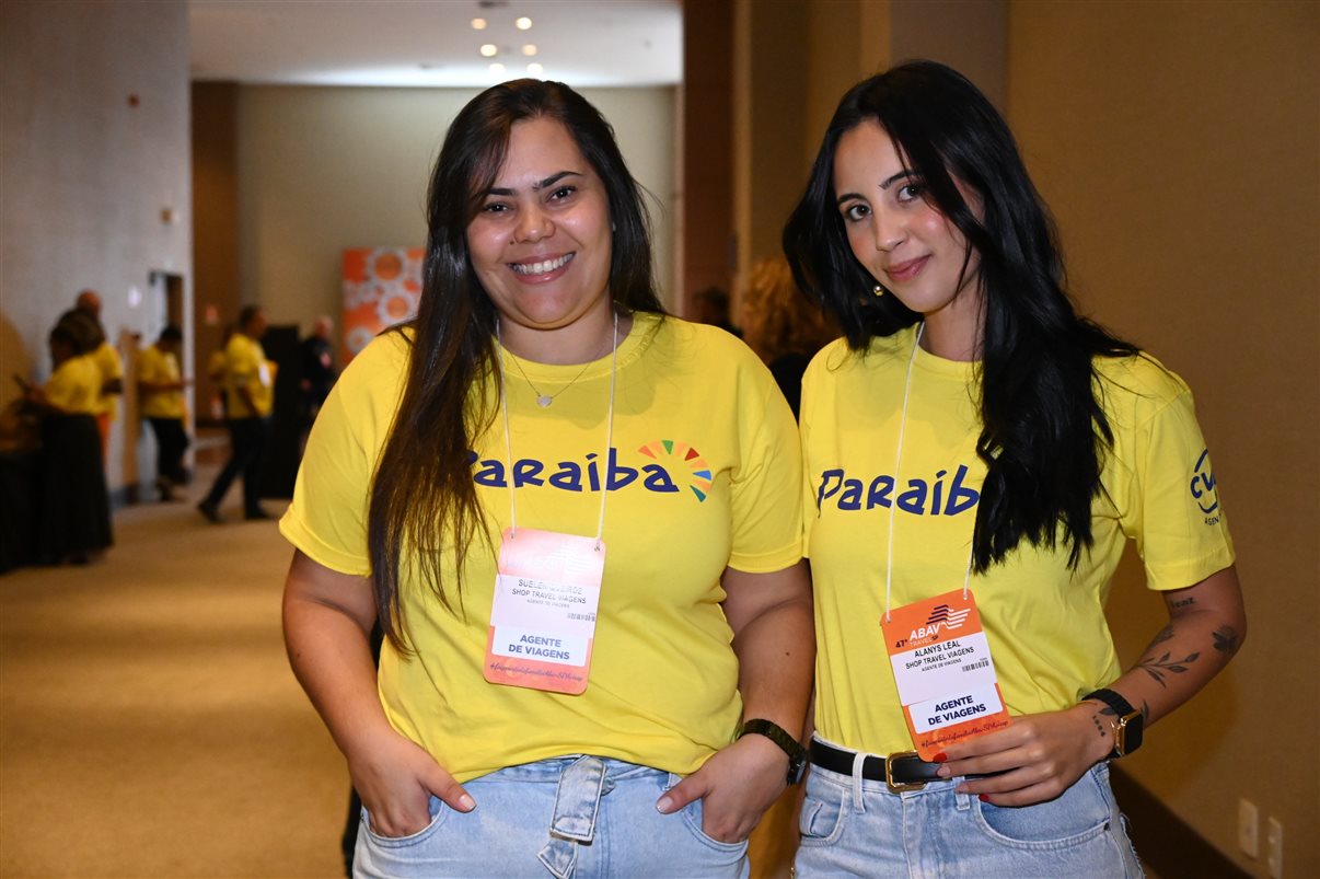 Rogério Mendes, da CVC, entre Allan Sales, Cibelly Santos e Ferdinando Lucena, da PBTur