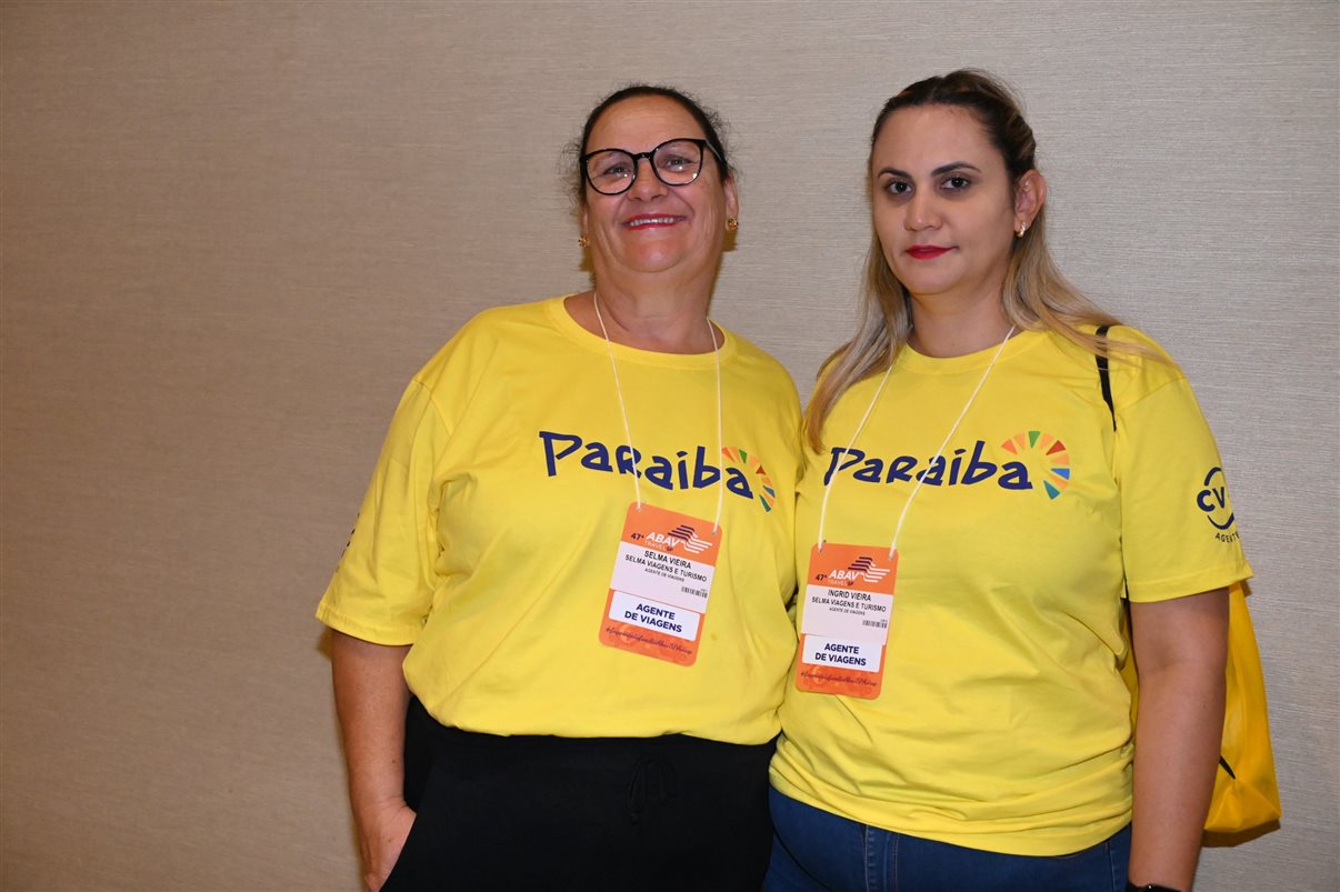 Rogério Mendes, da CVC, entre Allan Sales, Cibelly Santos e Ferdinando Lucena, da PBTur