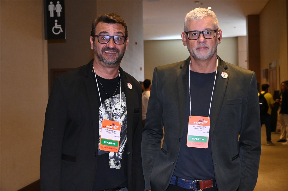 Rogério Mendes, da CVC, entre Allan Sales, Cibelly Santos e Ferdinando Lucena, da PBTur