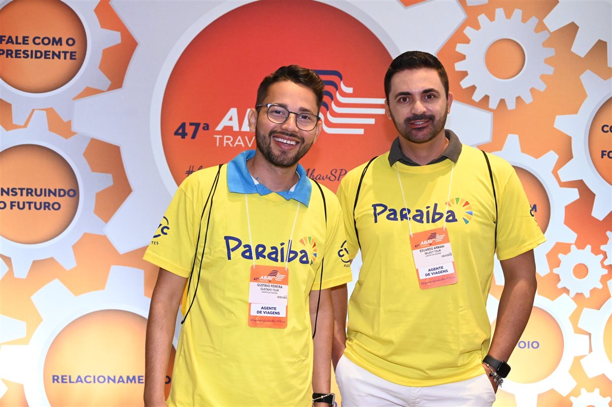 Rogério Mendes, da CVC, entre Allan Sales, Cibelly Santos e Ferdinando Lucena, da PBTur