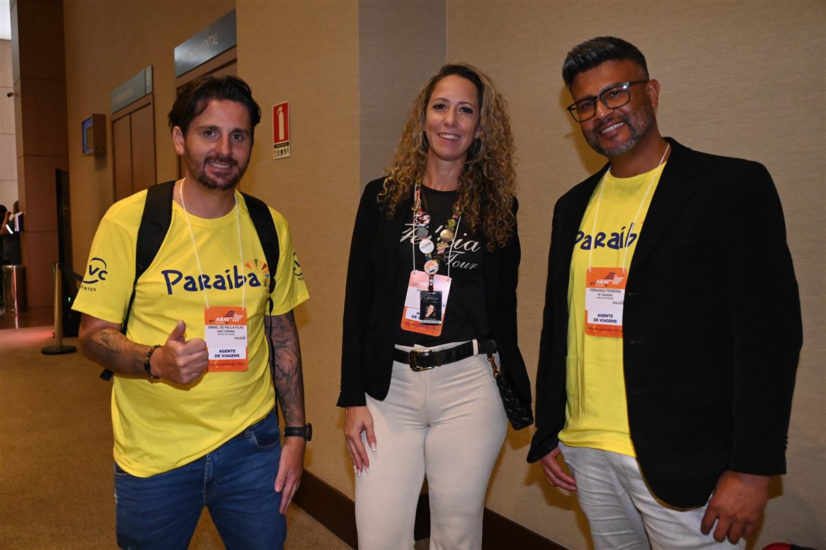 Rogério Mendes, da CVC, entre Allan Sales, Cibelly Santos e Ferdinando Lucena, da PBTur