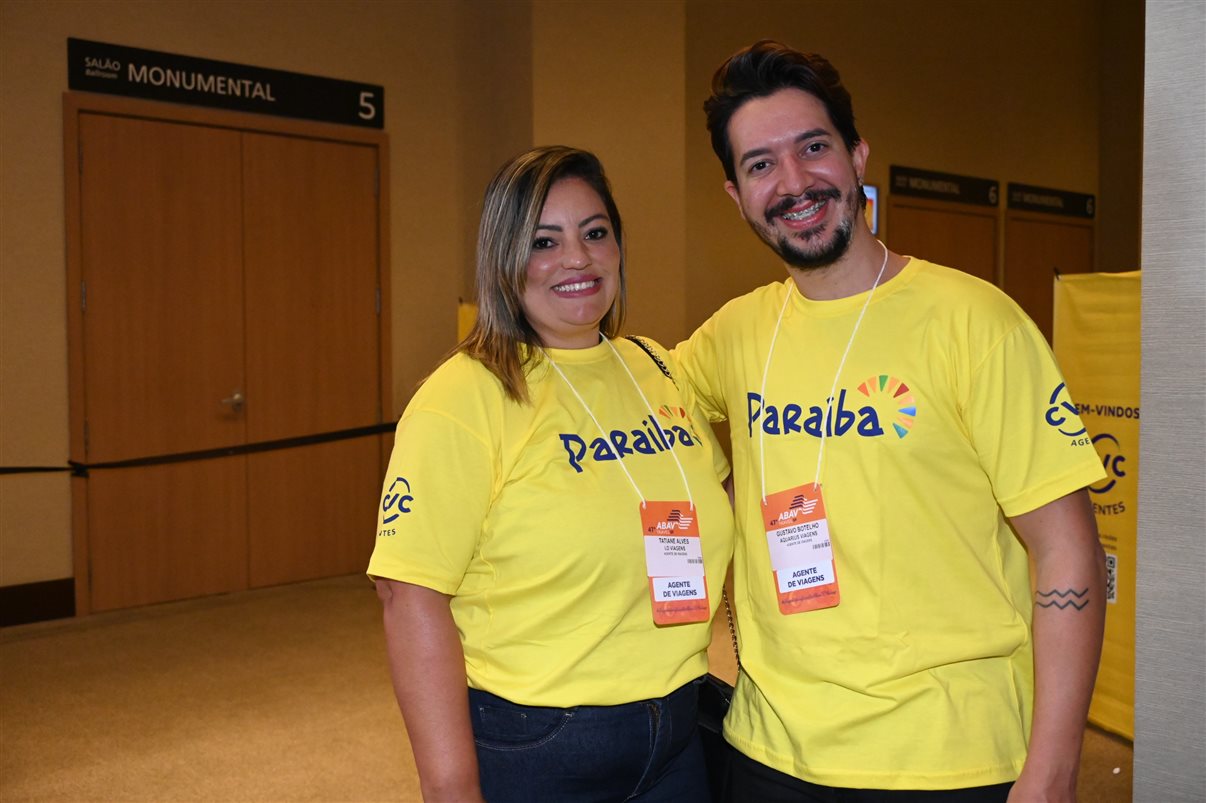 Rogério Mendes, da CVC, entre Allan Sales, Cibelly Santos e Ferdinando Lucena, da PBTur