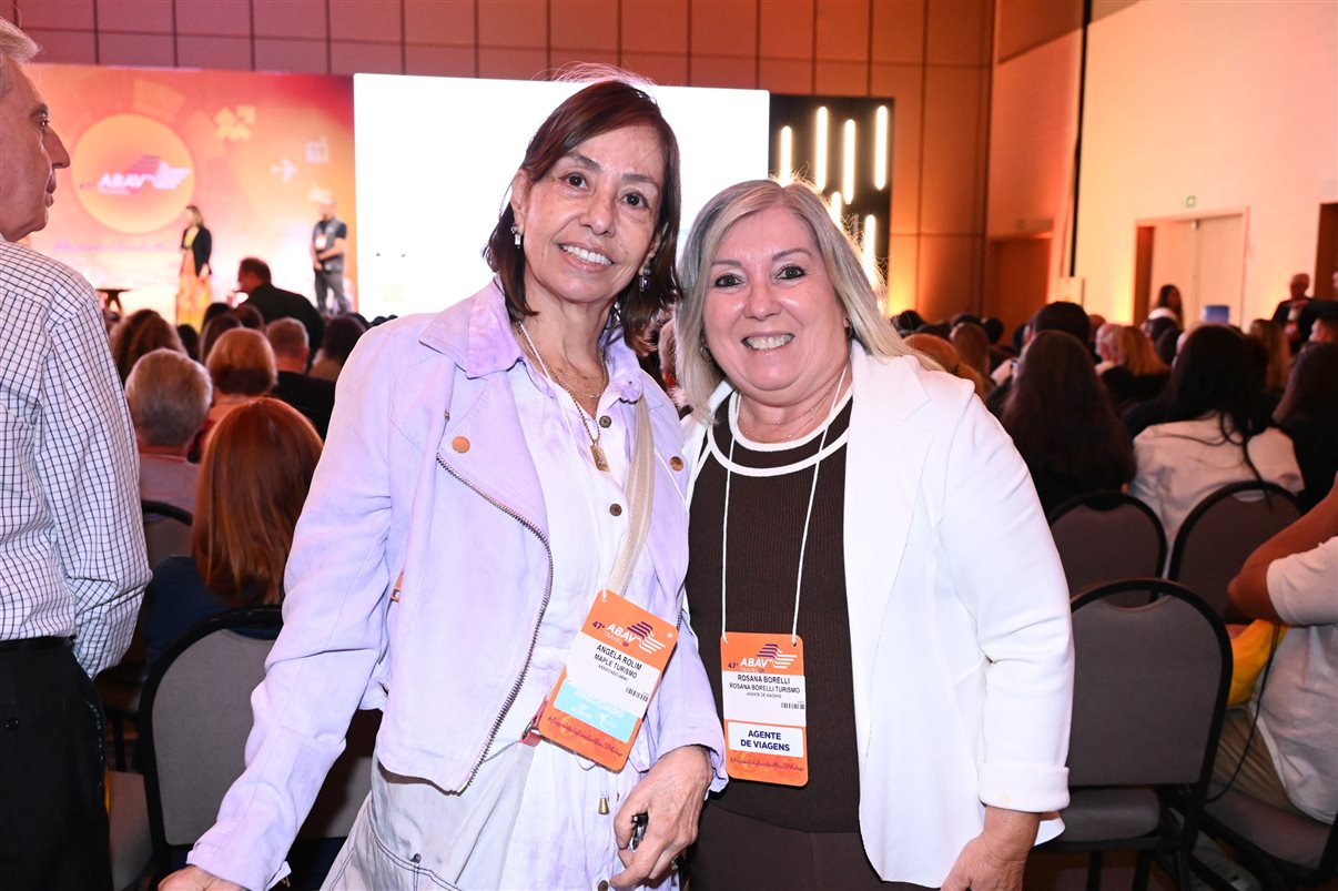 Rogério Mendes, da CVC, entre Allan Sales, Cibelly Santos e Ferdinando Lucena, da PBTur